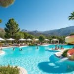 profitez d’un camping en corse-du-sud avec parc aquatique : baignades, toboggans et détente au soleil, à deux pas des plages et des paysages corses.